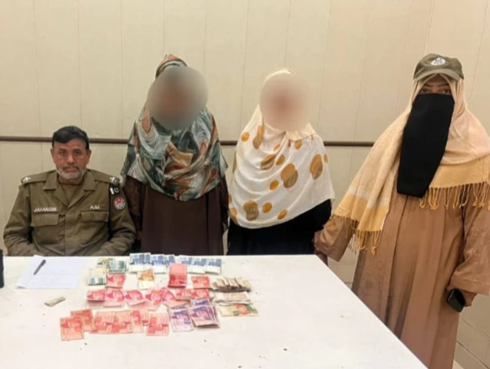 Lahore; Two burqa-clad women arrested for snatching earrings